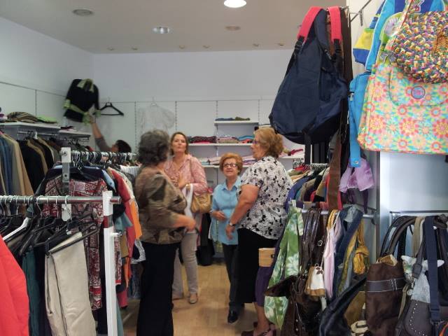 Voluntariado de Zafra Solidaria durante el Mercadillo Solidario de Verano con una recaudación de 1.477 euros.