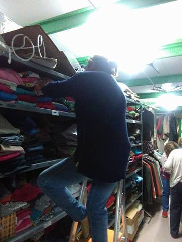 Así trabaja el grupo de voluntarios del ropero