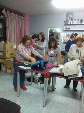 Así trabaja el grupo de voluntarios del ropero