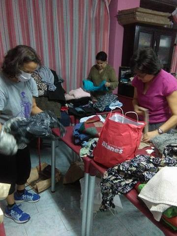 Así trabaja el grupo de voluntarios del ropero