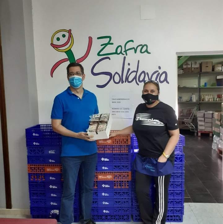 los papás de Pablo que han recogido fundas de mascarillas para su bautizo
