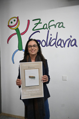 Entrega solidaria de María José Peláez Parra a Zafra Solidaria tras su exposición benéfica en Cascais Portugal