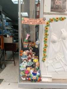 Escaparate de La Manola en la calle Sevilla 17B de Zafra con artesanías a beneficio de Zafra Solidaria