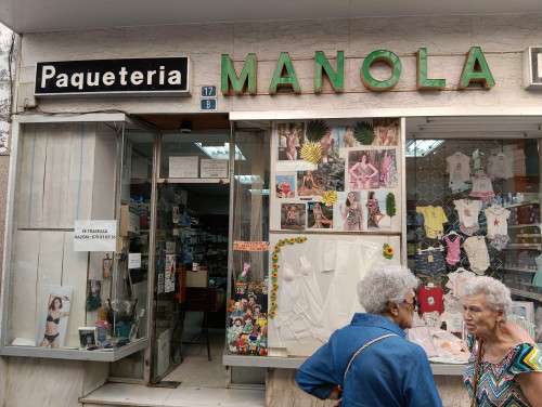 Escaparate de La Manola en la calle Sevilla 17B de Zafra con artesanías a beneficio de Zafra Solidaria
