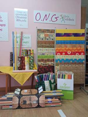 Donación de papel de regalo de la Librería Chamizo a Zafra Solidaria