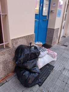 Por favor no dejen nada en la puerta del comedor social. 