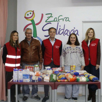 Voluntarios de MAPFRE Almendralejo entregan alimentos a Zafra Solidaria